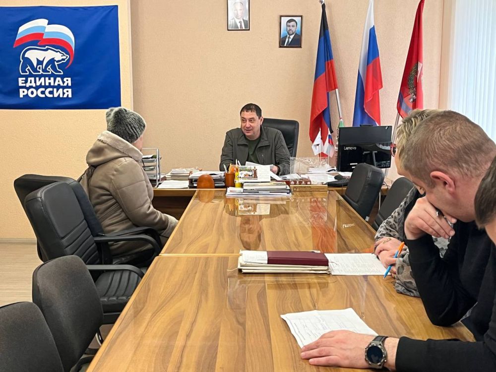 Сегодня, 09 февраля , глава муниципального образования Волновахский муниципальный округ ДНР, Константин Зинченко провел прием граждан совместно с представителями профильных управлений и отделов администрации Волновахского муниципального округа