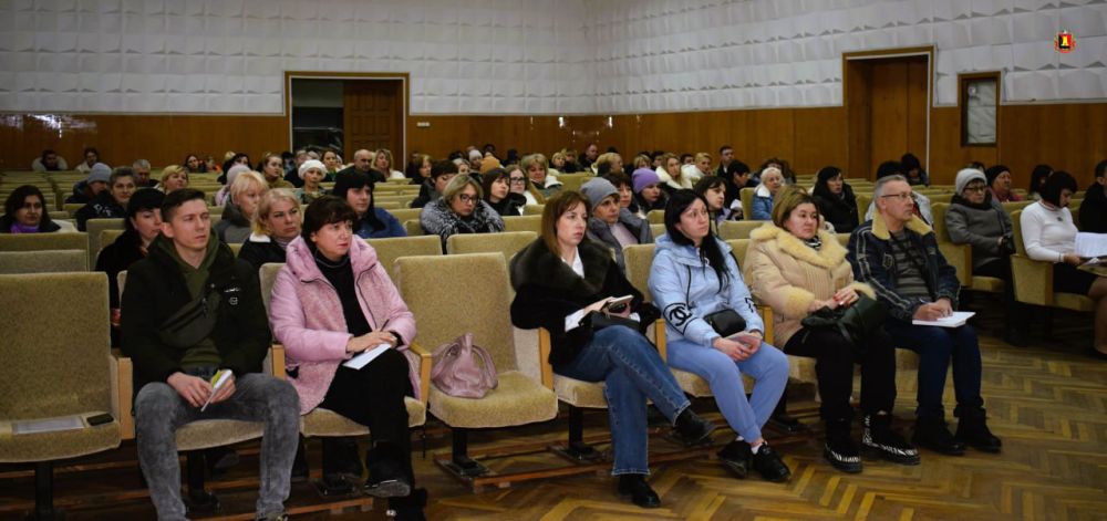 Около 100 местных предпринимателей, владельцев магазинов шаговой доступности, приняли участие в выездном совещании в Енакиево