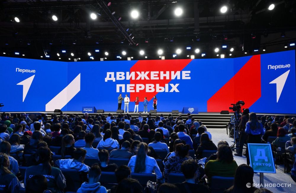 Посетители выставки-форума "Россия" сделали окопные свечи для бойцов в зоне СВО