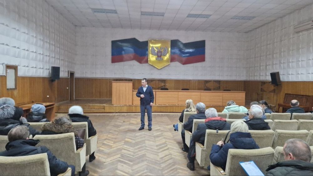 Председатель Енакиевского городского совета Александр Павлюков провел встречу с представителями объединений совладельцев многоквартирных домов (ОСМД) и жилищно-строительных кооперативов (ЖСК) города Енакиево