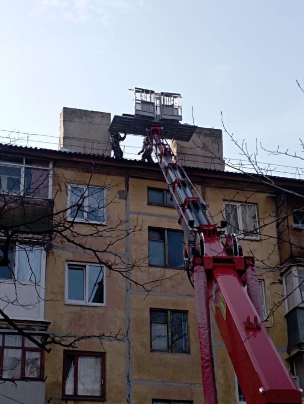 Василий Ткачук: Сегодня силами подрядной организации шефа-региона г. Москва продолжаются работы по ремонту шиферной кровли над первым подъездом жилого дома № 101 по бульвару Шевченко