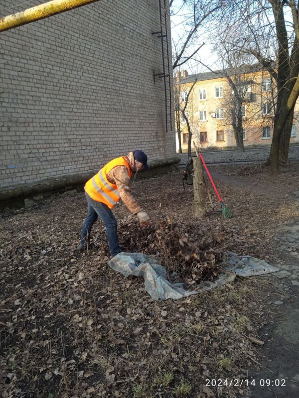 Василий Ткачук: Сегодня, сотрудники МУП АГД "Управляющая компания Калининского района г. Донецка" осуществляет уборку придомовых территорий многоквартирного жилого фонда
