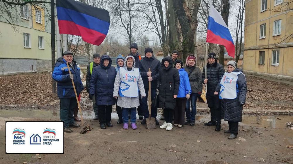 Василий Ткачук: Сегодня, в рамках реализации партийного проекта «Городская среда», сотрудники администрации Калининского района г. Донецка, приняли участие в еженедельной экологической акции «Чистый четверг»