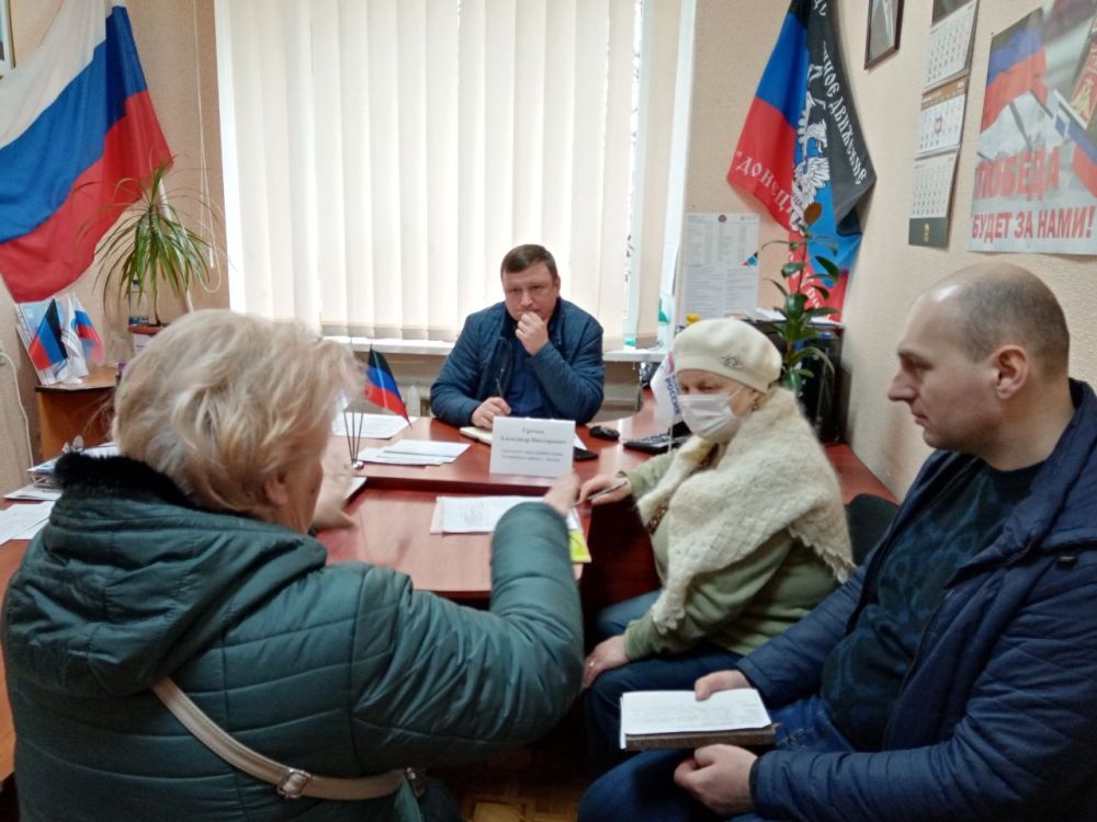 Василий Ткачук: Сегодня, 15 февраля, состоялся приём граждан в общественной приемной Всероссийской политической партии «Единая Россия» Калининского района города Донецка заместителем главы администрации района Александром Гречко