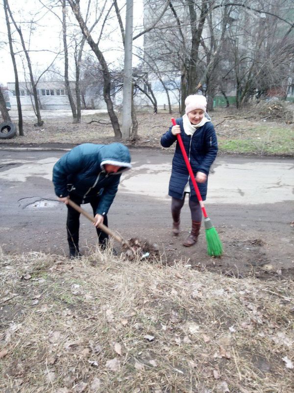 Василий Ткачук: Сегодня, в рамках проведения акции «Чистый четверг» силами предприятий, учреждений, организаций Калининского района г. Донецка организована уборка и наведение чистоты в районе