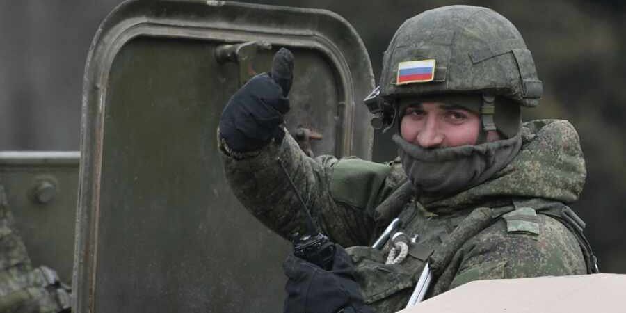 Житель Авдеевки встретил российских бойцов со слезами на глазах