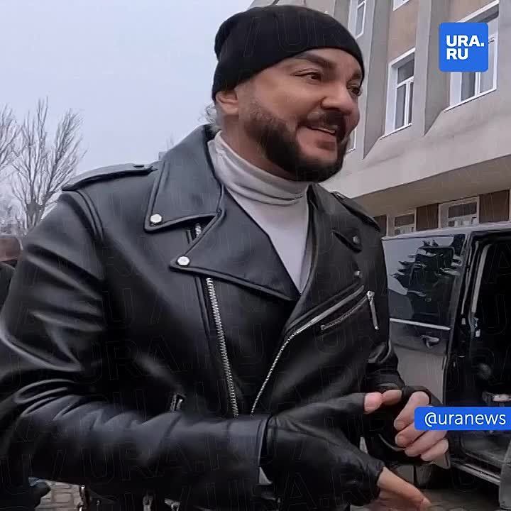 Киркоров приехал в Макеевку (ДНР) и подарил детям куклу в виде самого себя