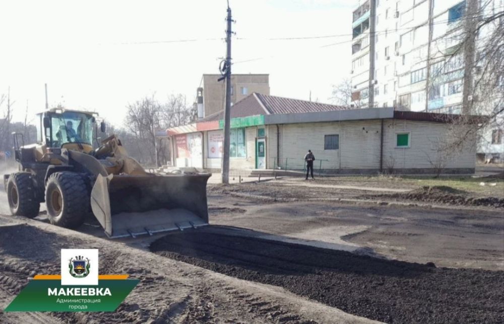По указанию главы муниципального образования городского округа Макеевка Владислава Ключарова сегодня выполняются работы по отсыпке асфальтной крошкой дорожного покрытия по ул. 50 лет образования СССР в направлении объездной