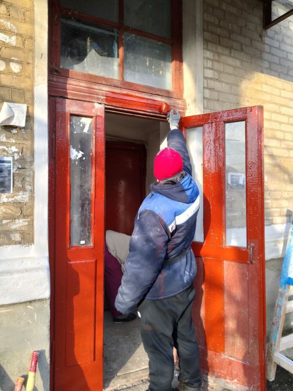 Николай Михайлов: МУП "Комсомольское городское домоуправление" проводятся работы по ремонту подъездов многоквартирных жилых домов города Комсомольское