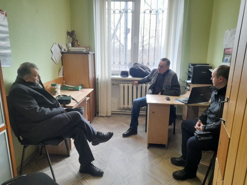 Глава администрации Волновахского района Иван Борзых и председатель Волновахского муниципального совета Таймураз Арсоев провели выездное совещание в пгт. Новотроицкое