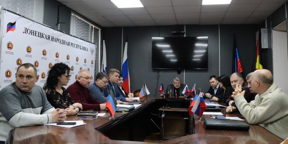 Сегодня состоялось аппаратное совещание, на котором присутствовали главы городов и посёлков городского округа Енакиево, руководители подведомственных учреждений, а также представители структурных подразделений администрации