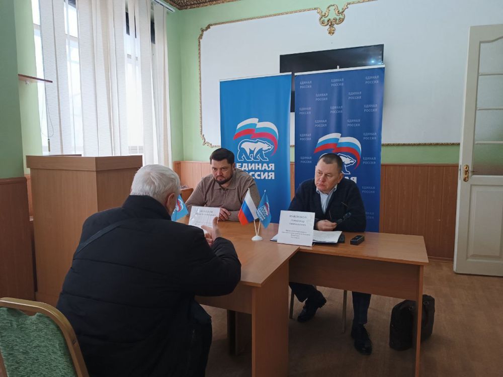 Сегодня совместно с председателем Енакиевского городского совета Александром Павлюковым, провел личный прием граждан в...