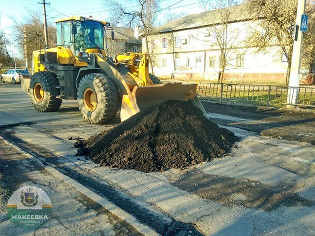 По улице Репина, вблизи квартала 55 проведены работы по отсыпке дорожного покрытия, продуктами асфальтного фрезерования