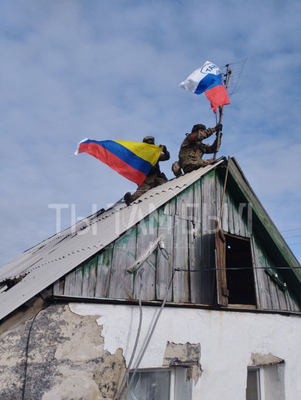 В Авдеевке установлен флаг Колумбии рядом с российским триколором