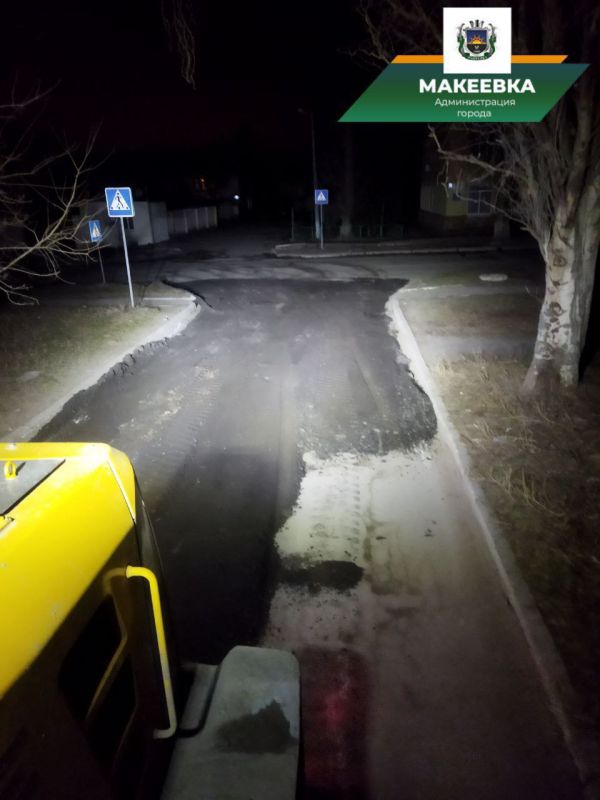 В ночное дежурство «Перспектива» отсыпала асфальтной крошкой проблемные участки дорог по ул. Театральной и на въезде в м-н Центральный со стороны ул. Панченко