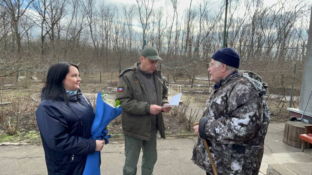 Константин Зинченко: С предстоящим праздником - Днем защитника Отечества поздравил ветерана боевых действий Степана Степановича Плахтий