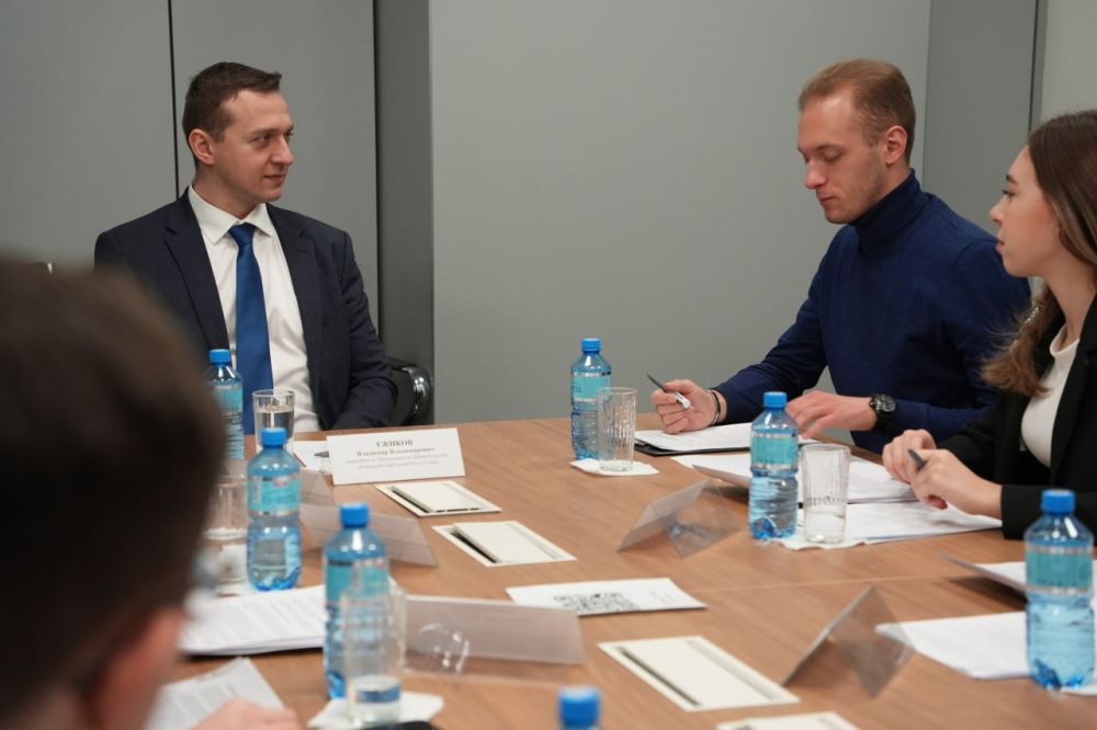 Вице-премьер Владимир Ежиков вместе с руководителем министерства молодежной политики Кириллом Макаровым пообщались с молодежными депутатами и республиканскими активистами на тему экологии