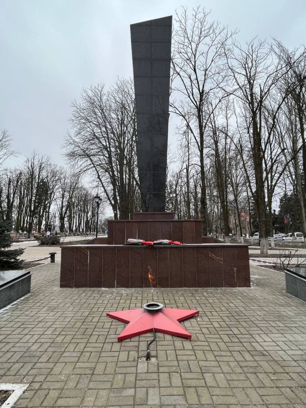 Константин Зинченко: В преддверии Дня защитника Отечества принял участие в возложении цветов к Братской могиле Советских воинов