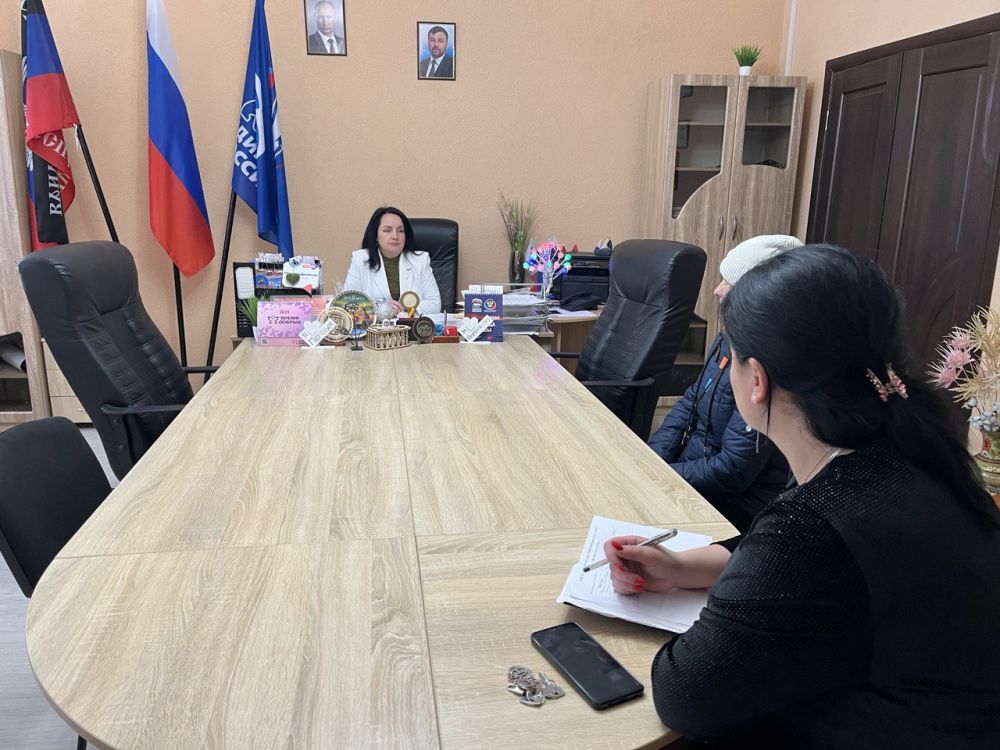 Сегодня, 22 февраля, заместитель главы администрации Волновахского района по социальным вопросам Снисаренко Елена Сергеевна провела прием граждан