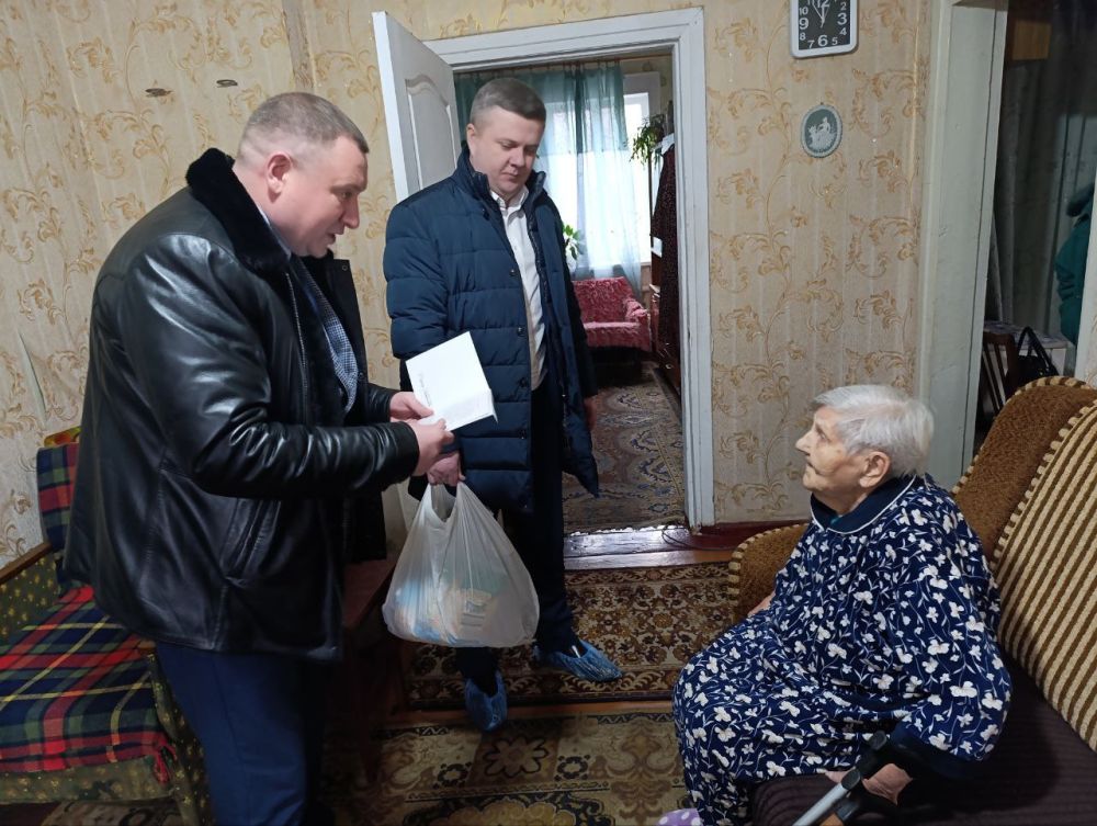 Поздравил ветерана. Сегодня, 22 февраля, глава муниципального образования городской округ Снежное Сергей Ермаков совместно с...