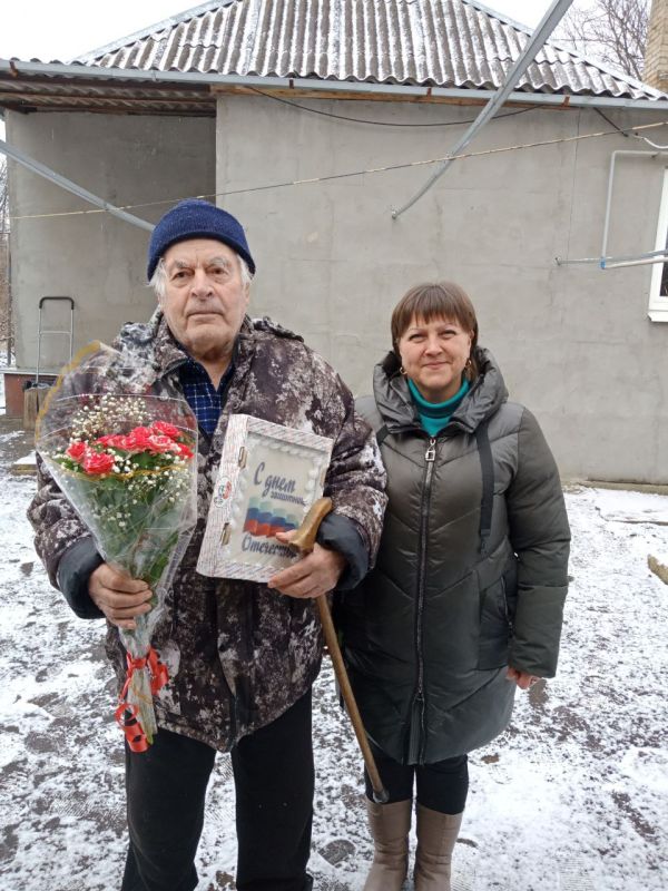 23.02.2024. " Безмерно благодарны Вам" - ко Дню защитника Отечества МБУ "Благодатненский ДК" совместно с администрацией поселка поздравили с праздником ветерана ВОВ в пгт. Комсомольское, пожелали ему крепкого здоровья, мира и долголетия