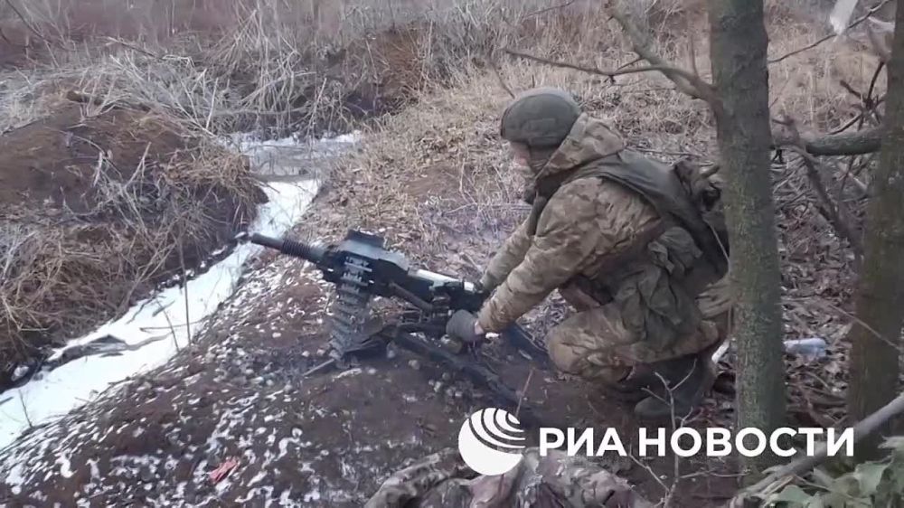 Мотострелки 200-й отдельной гвардейской мотострелковой бригады Северного флота, действующей в составе Южной группировки войск, работают по стратегии уничтожения эшелонированной обороны противника под Соледаром