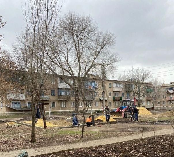 Республики Бурятия строит в городе Комсомольское Старобешевского муниципального округа детскую площадку