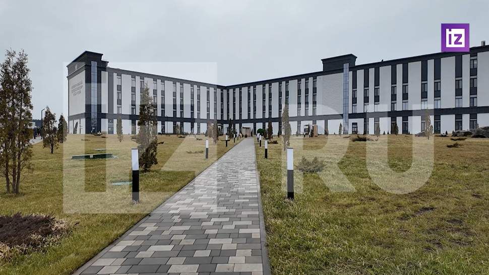 Военные РФ показали пленному боевику ВСУ восстановленный после боев Мариуполь