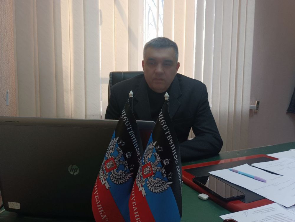 Сегодня в режиме видеоконференции первый заместитель главы администрации Кировского района города Макеевки Андрей Хорошко провел встречу c трудовым коллективом Школы искусств № 4