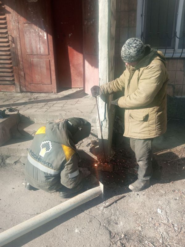 Василий Ткачук: Сегодня МУП АГД "Управляющая компания г. Донецка" выполнены работы по установке опоры козырька над входом в подъезд дома № 49 по ул. Герцена