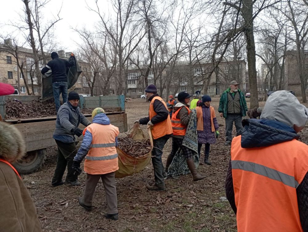 Василий Ткачук: Сегодня МУП АГД "Управляющая компания г. Донецка" организованы работы по вывозу ветвей деревьев и листвы по адресу: