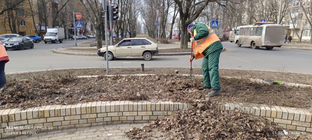 Василий Ткачук: Сегодня сотрудниками МУП АГД "ЗЕЛЕНСТРОЙ КАЛИНИНСКОГО РАЙОНА" осуществляются работы по уборке листвы бульвара Шевченко