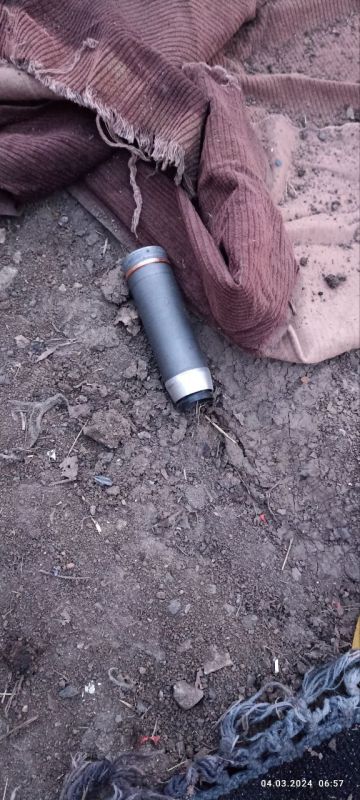 Мэр Горловки Приходько сообщил, что украинские войска начали сбрасывать взрывоопасные предметы, которые замаскированы под фонарики и детонируют при взятии в руки или включении