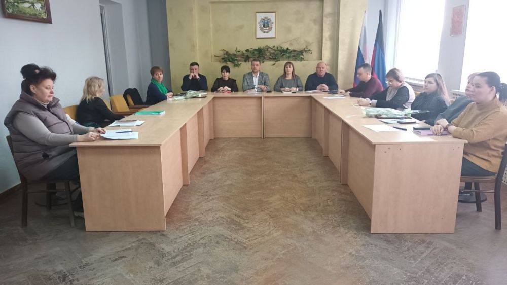 Василий Ткачук: Сегодня, 5 марта, провел аппаратное совещание в администрации Калининского района города Донецка