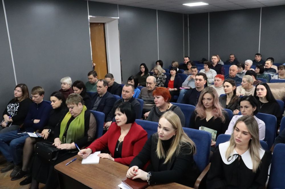 Сегодня состоялось еженедельное аппаратное совещание, на котором присутствовали главы городов и поселков, руководители ведомств и представители администрации городского округа Енакиево