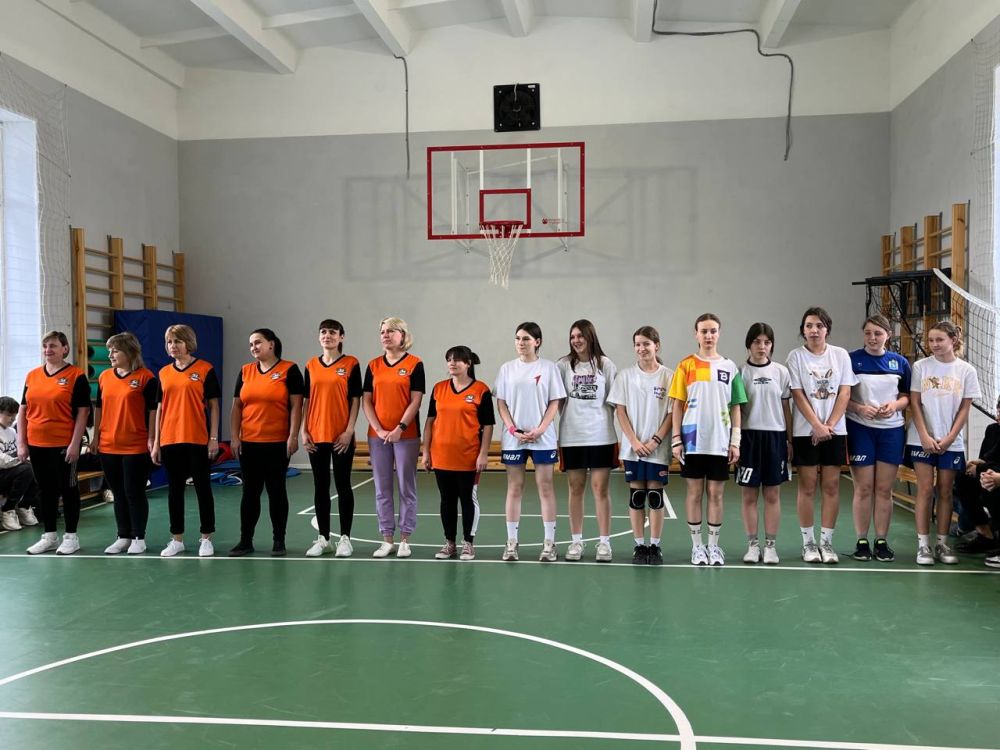 В Волновахской школе №4 состоялась эстафета "А ну-ка, девочки", приуроченная к Международному женскому дню 8 марта