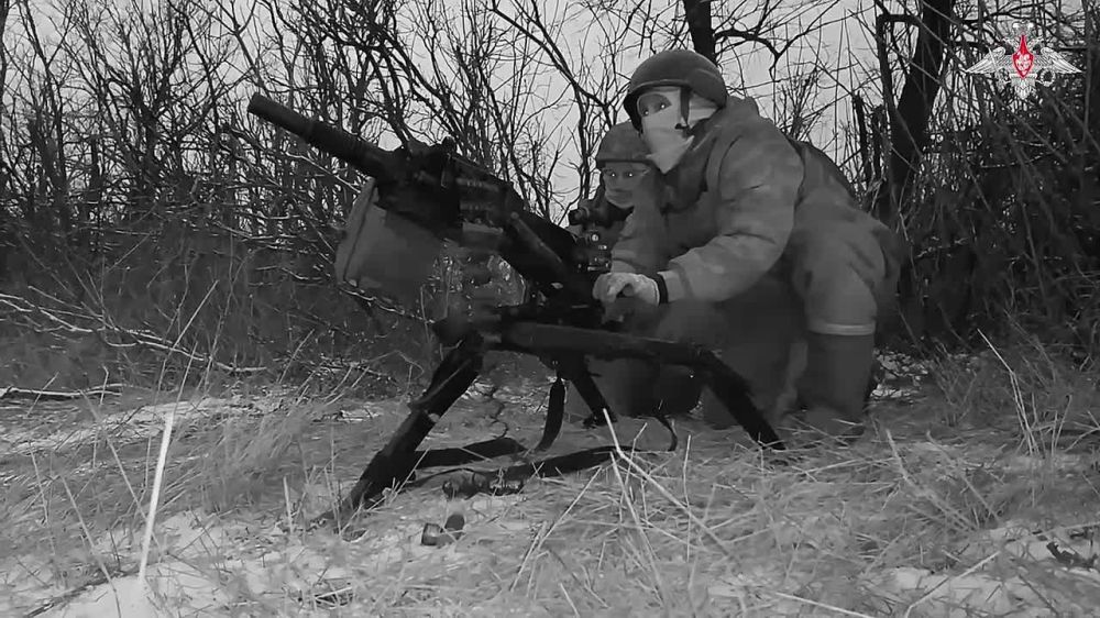 Кадры ночной работы расчета 30-мм автоматического станкового гранатомёта АГС-17 «Пламя»