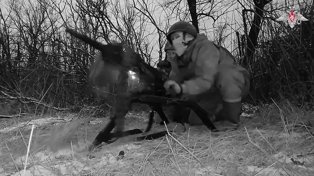 Кадры ночной работы расчета 30-мм автоматического станкового гранатомета АГС-17 «Пламя»