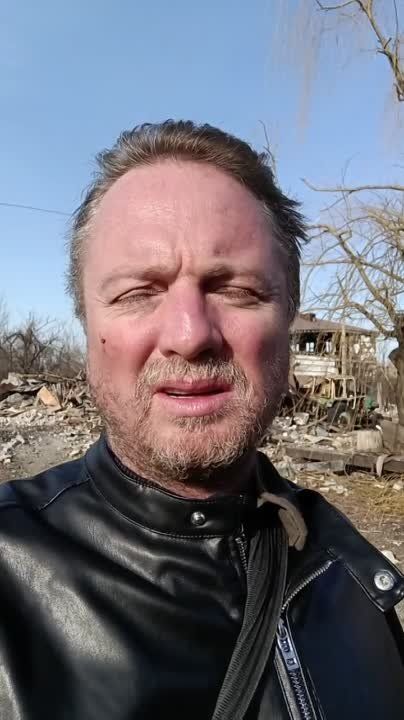 Патрик Ланкастер: Деревня разрушена украинскими обстрелами.Спартак, пригород Донецка, население которого до этой 10-летней...