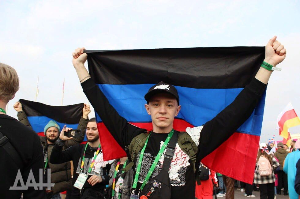 ДНР. Молодежь Донбасса за годы жизни под постоянными обстрелами объединилась и всяческими силами пытается в тылу приблизить...