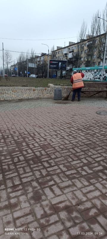 Василий Ткачук: Сегодня сотрудниками МУП АГД "ЗЕЛЕНСТРОЙ КАЛИНИНСКОГО РАЙОНА" продолжаются работы по уборке бульвара Шевченко и обрезке деревьев по проспекту Ильича