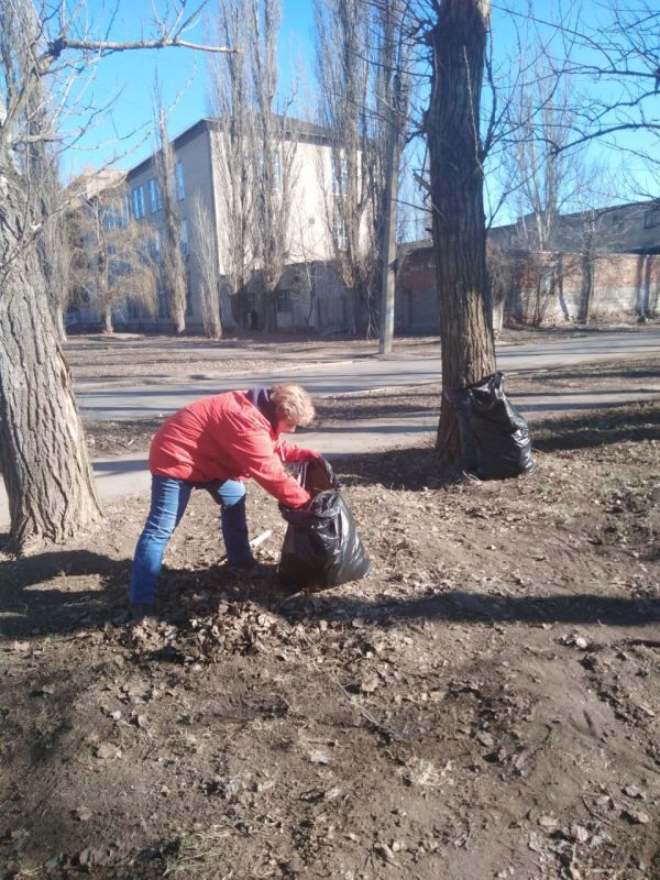Василий Ткачук: Сегодня, 12 марта, сотрудники Муниципального бюджетного общеобразовательного учреждения «Школа № 49 города Донецка» провели уборку прилегающей территории по адресу ул. 50-й Гвардейской дивизии, дом 51. Были собраны сухие ветки и листья