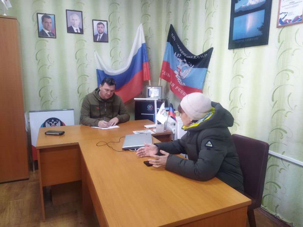 Секретарь Амвросиевского местного отделения партии "Единая Россия" Игорь Лызов провел личный приём граждан в общественной приёмной партии «Единая Россия» Амвросиевского округа