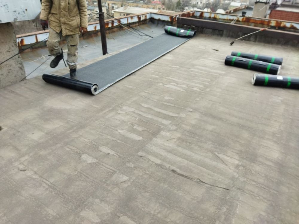 Василий Ткачук: Сегодня подрядной организацией МУП АГД "Управляющая компания Калининского района г. Донецка" выполнены работы по ремонту мягкой кровли над машинными помещениями жилого дома № 6 по улице Харитонова