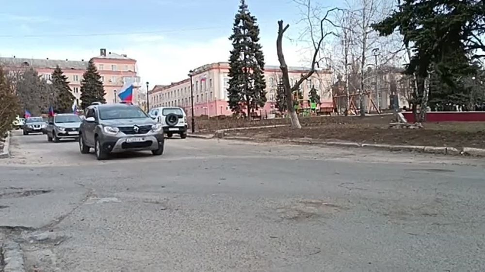 Глава Амвросиевского муниципального округа Игорь Лызов вместе с депутатами муниципального совета принял участие в автопробеге «Бегу. Дрифтую. Мчу на выборы»