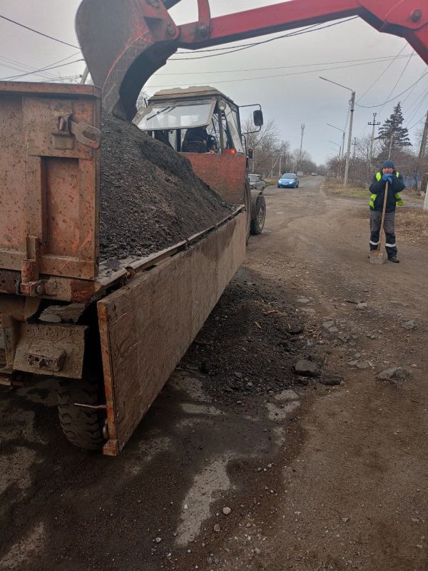 Константин Зинченко: Сегодня специалисты МУП «Райкоммунхоз» провели работы по засыпке ям асфальтной крошкой на улице Донецкой в Волновахе