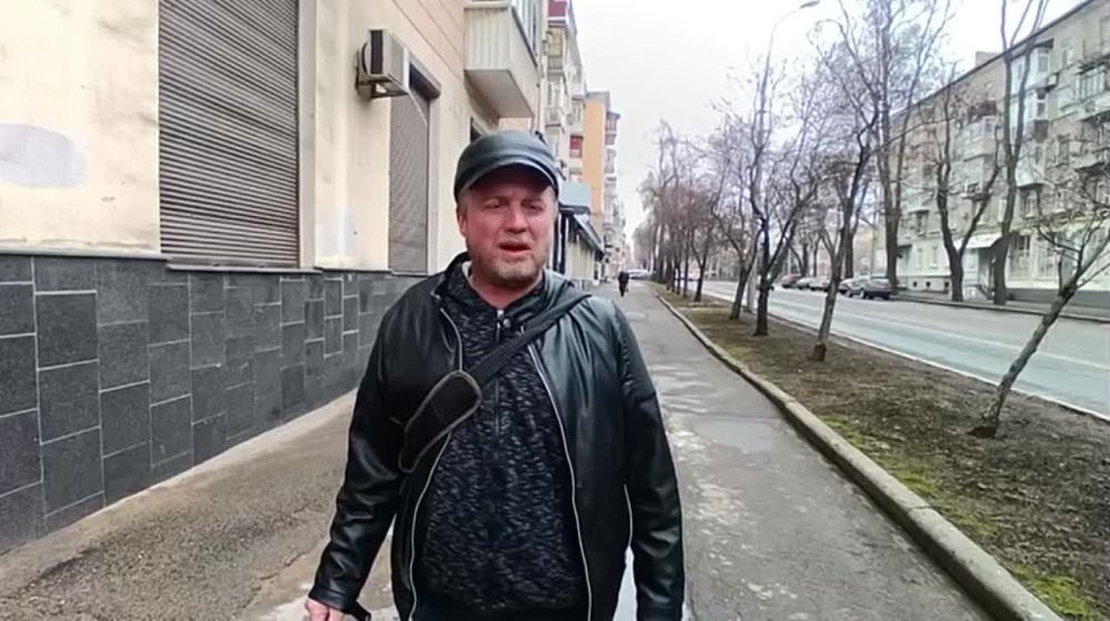 Патрик Ланкастер: Прошло два года с тех пор, как Украина убила 22 мирных жителя и ранила 33, обстреляв кассетными бомбами центр Донецка. Полный репортаж по ссылке ниже.