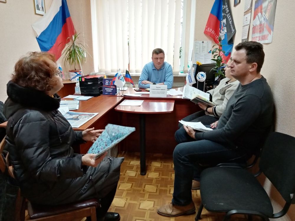 Василий Ткачук: Сегодня, 14 марта, состоялся приём граждан в общественной приемной Всероссийской политической партии «Единая Россия» Калининского района города Донецка заместителем главы администрации района Александром Гречко