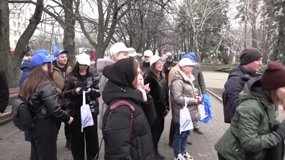 Патрик Ланкастер: Молодёжный парламент Донецкой Народной Республики принял участие в досрочном голосовании за президента России (специальный репортаж)