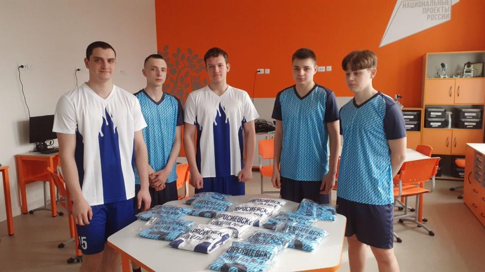 Игорь Лызов: Губернатор ЕАО подарил комплекты формы спортсменам амвросиевской школы